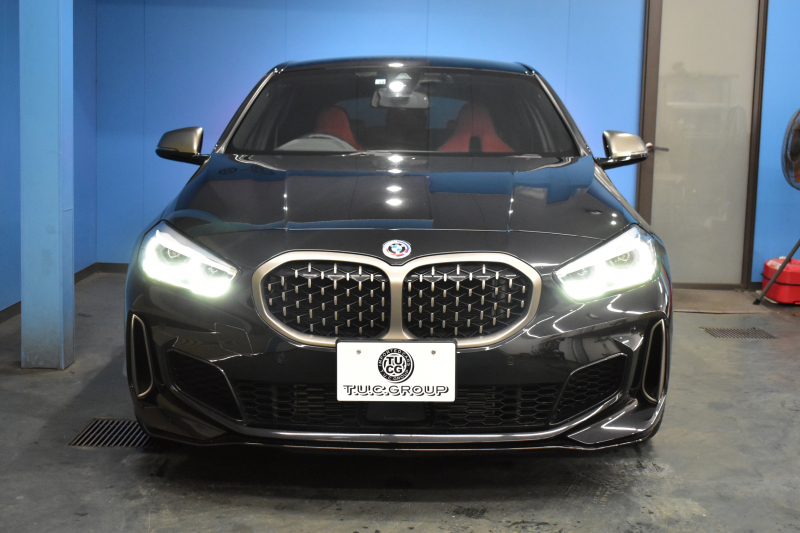 BMW 1シリーズ M135i xDrive 4WD ﾌﾟﾗｽ&ｽﾄﾚｰｼﾞ&ﾅﾋﾞｹﾞｰｼｮﾝP ﾋｰﾀｰ付ﾏｸﾞﾏﾚｯﾄﾞﾀﾞｺﾀﾚｻﾞｰ ｱﾀﾞﾌﾟﾃｨﾌﾞｻｽ Mｽﾎﾟｰﾂｼｰﾄ Mｽﾎﾟｰﾂﾌﾞﾚｰｷ Mｼｰﾄﾍﾞﾙﾄ 追従ACC Pｱｼｽﾄ ﾗｲﾌﾞｺｯｸﾋﾟｯﾄ ﾀｯﾁﾊﾟﾈﾙﾅﾋﾞ ｱｯﾌﾟﾙｶｰﾌﾟﾚｲ LEDﾍｯﾄﾞﾗｲﾄ 2年保証