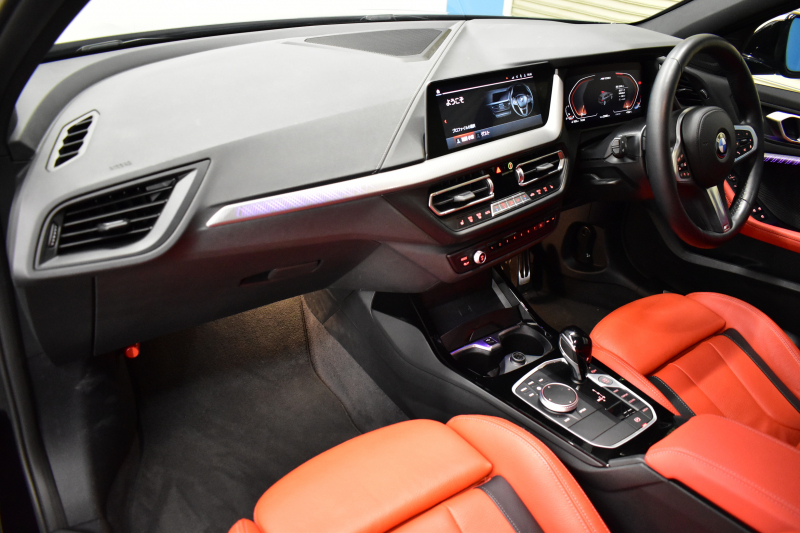 BMW 1シリーズ M135i xDrive 4WD ﾌﾟﾗｽ&ｽﾄﾚｰｼﾞ&ﾅﾋﾞｹﾞｰｼｮﾝP ﾋｰﾀｰ付ﾏｸﾞﾏﾚｯﾄﾞﾀﾞｺﾀﾚｻﾞｰ ｱﾀﾞﾌﾟﾃｨﾌﾞｻｽ Mｽﾎﾟｰﾂｼｰﾄ Mｽﾎﾟｰﾂﾌﾞﾚｰｷ Mｼｰﾄﾍﾞﾙﾄ 追従ACC Pｱｼｽﾄ ﾗｲﾌﾞｺｯｸﾋﾟｯﾄ ﾀｯﾁﾊﾟﾈﾙﾅﾋﾞ ｱｯﾌﾟﾙｶｰﾌﾟﾚｲ LEDﾍｯﾄﾞﾗｲﾄ 2年保証