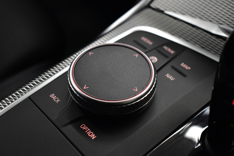 BMW 3シリーズ 320i Mｽﾎﾟｰﾂ ｺﾝﾌｫｰﾄP HUD ｼﾞｪｽﾁｬｰｺﾝﾄﾛｰﾙ付ﾀｯﾁﾊﾟﾈﾙﾅﾋﾞ ﾊﾟｰｷﾝｸﾞｱｼｽﾄﾌﾟﾗｽ 追従ACC LEDﾍｯﾄﾞﾗｲﾄ ｼｰﾄﾋｰﾀｰ 3Dﾋﾞｭｰ全周囲ｶﾒﾗ ｱｯﾌﾟﾙｶｰﾌﾟﾚｲ 側面衝突&車線変更&逸脱&歩行者警告 液晶ﾒｰﾀｰ 後退ｱｼｽﾄ ｱｸﾃｨﾌﾞPDC緊急ﾌﾞﾚｰｷ  2年保証