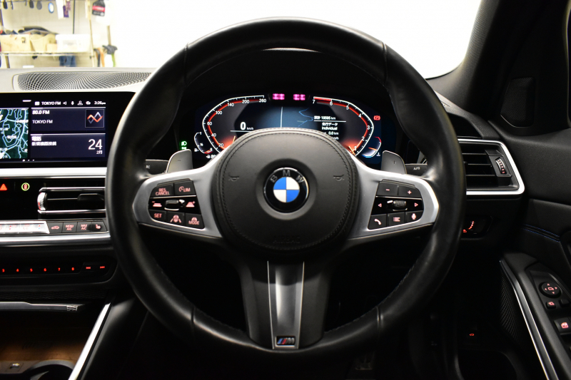 BMW 3シリーズ 320i Mｽﾎﾟｰﾂ ｺﾝﾌｫｰﾄP HUD ｼﾞｪｽﾁｬｰｺﾝﾄﾛｰﾙ付ﾀｯﾁﾊﾟﾈﾙﾅﾋﾞ ﾊﾟｰｷﾝｸﾞｱｼｽﾄﾌﾟﾗｽ 追従ACC LEDﾍｯﾄﾞﾗｲﾄ ｼｰﾄﾋｰﾀｰ 3Dﾋﾞｭｰ全周囲ｶﾒﾗ ｱｯﾌﾟﾙｶｰﾌﾟﾚｲ 側面衝突&車線変更&逸脱&歩行者警告 液晶ﾒｰﾀｰ 後退ｱｼｽﾄ ｱｸﾃｨﾌﾞPDC緊急ﾌﾞﾚｰｷ  2年保証