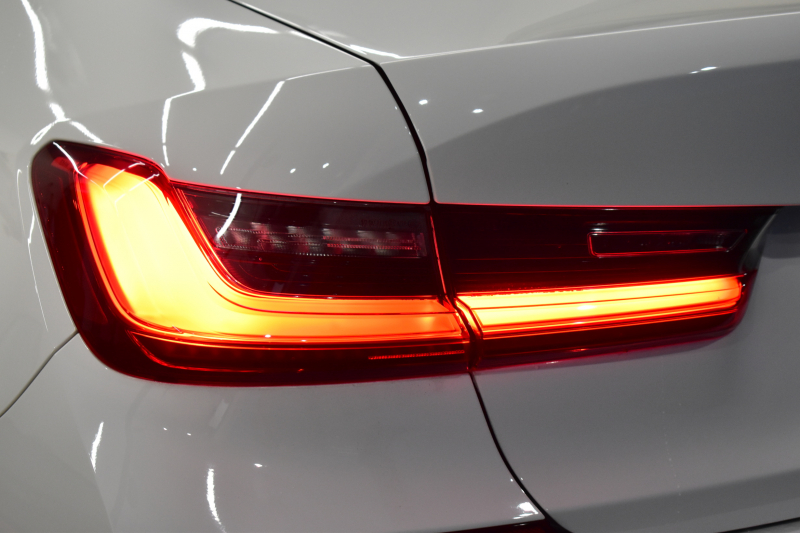 BMW 3シリーズ 320i Mｽﾎﾟｰﾂ ｺﾝﾌｫｰﾄP HUD ｼﾞｪｽﾁｬｰｺﾝﾄﾛｰﾙ付ﾀｯﾁﾊﾟﾈﾙﾅﾋﾞ ﾊﾟｰｷﾝｸﾞｱｼｽﾄﾌﾟﾗｽ 追従ACC LEDﾍｯﾄﾞﾗｲﾄ ｼｰﾄﾋｰﾀｰ 3Dﾋﾞｭｰ全周囲ｶﾒﾗ ｱｯﾌﾟﾙｶｰﾌﾟﾚｲ 側面衝突&車線変更&逸脱&歩行者警告 液晶ﾒｰﾀｰ 後退ｱｼｽﾄ ｱｸﾃｨﾌﾞPDC緊急ﾌﾞﾚｰｷ  2年保証