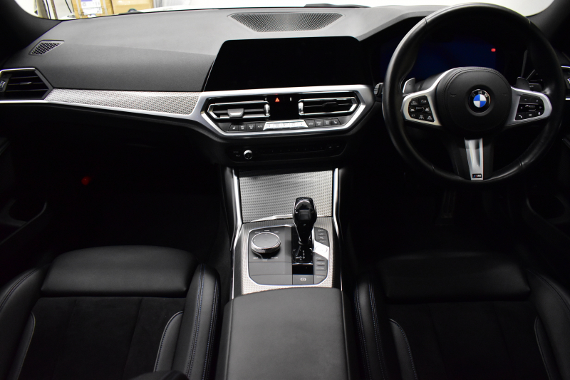 BMW 3シリーズ 320i Mｽﾎﾟｰﾂ ｺﾝﾌｫｰﾄP HUD ｼﾞｪｽﾁｬｰｺﾝﾄﾛｰﾙ付ﾀｯﾁﾊﾟﾈﾙﾅﾋﾞ ﾊﾟｰｷﾝｸﾞｱｼｽﾄﾌﾟﾗｽ 追従ACC LEDﾍｯﾄﾞﾗｲﾄ ｼｰﾄﾋｰﾀｰ 3Dﾋﾞｭｰ全周囲ｶﾒﾗ ｱｯﾌﾟﾙｶｰﾌﾟﾚｲ 側面衝突&車線変更&逸脱&歩行者警告 液晶ﾒｰﾀｰ 後退ｱｼｽﾄ ｱｸﾃｨﾌﾞPDC緊急ﾌﾞﾚｰｷ  2年保証