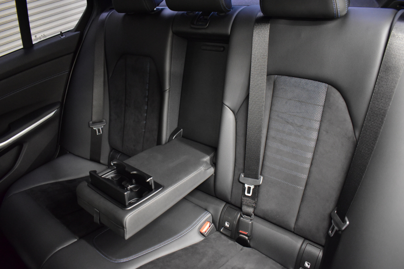 BMW 3シリーズ 320i Mｽﾎﾟｰﾂ ｺﾝﾌｫｰﾄP HUD ｼﾞｪｽﾁｬｰｺﾝﾄﾛｰﾙ付ﾀｯﾁﾊﾟﾈﾙﾅﾋﾞ ﾊﾟｰｷﾝｸﾞｱｼｽﾄﾌﾟﾗｽ 追従ACC LEDﾍｯﾄﾞﾗｲﾄ ｼｰﾄﾋｰﾀｰ 3Dﾋﾞｭｰ全周囲ｶﾒﾗ ｱｯﾌﾟﾙｶｰﾌﾟﾚｲ 側面衝突&車線変更&逸脱&歩行者警告 液晶ﾒｰﾀｰ 後退ｱｼｽﾄ ｱｸﾃｨﾌﾞPDC緊急ﾌﾞﾚｰｷ  2年保証