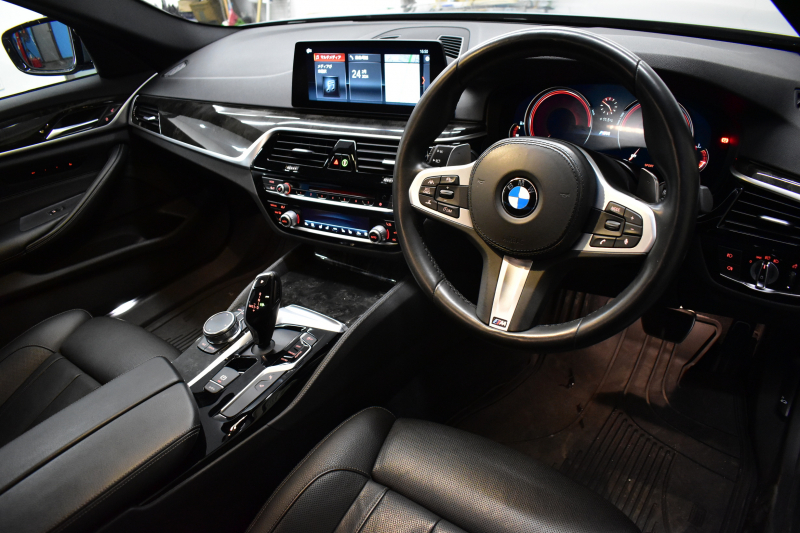 BMW 5シリーズ 540i Xﾄﾞﾗｲﾌﾞ Mｽﾎﾟｰﾂ 4WD 1ｵｰﾅｰ 直6ﾀｰﾎﾞ 340馬力 ｺﾝﾌｫｰﾄP Fﾍﾞﾝﾁﾚｰｼｮﾝ&ﾏｯｻｰｼﾞ 全席ﾋｰﾀｰ付黒革 Mｽﾎﾟｰﾂﾌﾞﾚｰｷ LEDﾍｯﾄﾞﾗｲﾄ 液晶ﾒｰﾀｰ 追従ACC 車線変更&車線逸脱＆歩行者警告 衝突軽減B ﾀｯﾁﾊﾟﾈﾙﾅﾋﾞ全周囲ｶﾒﾗ ﾌﾙｾｸﾞ 19AW 2年保証