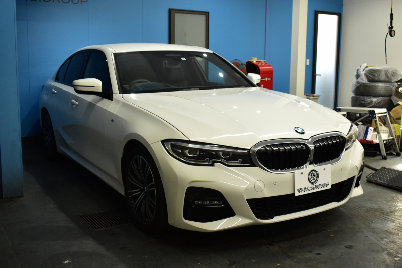 BMW 3シリーズ 320i Mｽﾎﾟｰﾂ ｺﾝﾌｫｰﾄP ｵﾌﾟｼｮﾝHUD 全周囲ｶﾒﾗ3Dﾋﾞｭｰ ﾜｲﾔﾚｽ充電 電動ﾄﾗﾝｸ ﾋｰﾀｰ付ｱﾙｶﾝﾀｰﾗｺﾝﾋﾞ ﾀｯﾁﾊﾟﾈﾙﾅﾋﾞ ｱｯﾌﾟﾙｶｰﾌﾟﾚｲ 追従ACC LEDﾍｯﾄﾞﾗｲﾄ 側面衝突&車線変更&逸脱&歩行者警告 液晶ﾒｰﾀｰ 後退ｱｼｽﾄ Pｱｼｽﾄ 2年保証