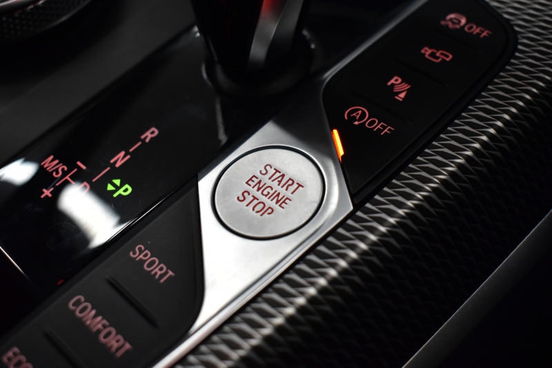 BMW 3シリーズ 320i Mｽﾎﾟｰﾂ ｺﾝﾌｫｰﾄP ｵﾌﾟｼｮﾝHUD 全周囲ｶﾒﾗ3Dﾋﾞｭｰ ﾜｲﾔﾚｽ充電 電動ﾄﾗﾝｸ ﾋｰﾀｰ付ｱﾙｶﾝﾀｰﾗｺﾝﾋﾞ ﾀｯﾁﾊﾟﾈﾙﾅﾋﾞ ｱｯﾌﾟﾙｶｰﾌﾟﾚｲ 追従ACC LEDﾍｯﾄﾞﾗｲﾄ 側面衝突&車線変更&逸脱&歩行者警告 液晶ﾒｰﾀｰ 後退ｱｼｽﾄ Pｱｼｽﾄ 2年保証