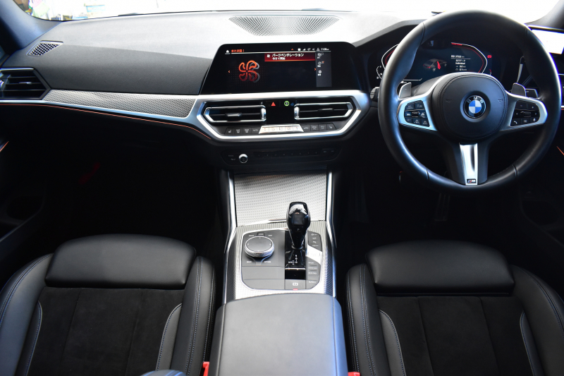 BMW 3シリーズ 320i Mｽﾎﾟｰﾂ ｺﾝﾌｫｰﾄP ｵﾌﾟｼｮﾝHUD 全周囲ｶﾒﾗ3Dﾋﾞｭｰ ﾜｲﾔﾚｽ充電 電動ﾄﾗﾝｸ ﾋｰﾀｰ付ｱﾙｶﾝﾀｰﾗｺﾝﾋﾞ ﾀｯﾁﾊﾟﾈﾙﾅﾋﾞ ｱｯﾌﾟﾙｶｰﾌﾟﾚｲ 追従ACC LEDﾍｯﾄﾞﾗｲﾄ 側面衝突&車線変更&逸脱&歩行者警告 液晶ﾒｰﾀｰ 後退ｱｼｽﾄ Pｱｼｽﾄ 2年保証