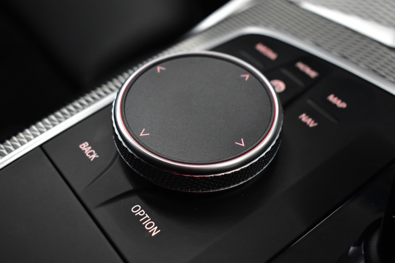 BMW 3シリーズ 320i Mｽﾎﾟｰﾂ ｺﾝﾌｫｰﾄP ｵﾌﾟｼｮﾝHUD 全周囲ｶﾒﾗ3Dﾋﾞｭｰ ﾜｲﾔﾚｽ充電 電動ﾄﾗﾝｸ ﾋｰﾀｰ付ｱﾙｶﾝﾀｰﾗｺﾝﾋﾞ ﾀｯﾁﾊﾟﾈﾙﾅﾋﾞ ｱｯﾌﾟﾙｶｰﾌﾟﾚｲ 追従ACC LEDﾍｯﾄﾞﾗｲﾄ 側面衝突&車線変更&逸脱&歩行者警告 液晶ﾒｰﾀｰ 後退ｱｼｽﾄ Pｱｼｽﾄ 2年保証