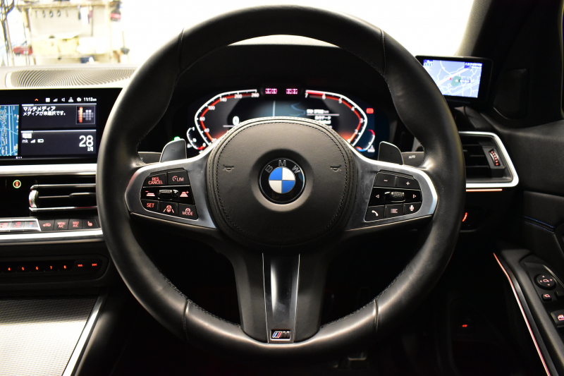 BMW 3シリーズ 320i Mｽﾎﾟｰﾂ ｺﾝﾌｫｰﾄP ｵﾌﾟｼｮﾝHUD 全周囲ｶﾒﾗ3Dﾋﾞｭｰ ﾜｲﾔﾚｽ充電 電動ﾄﾗﾝｸ ﾋｰﾀｰ付ｱﾙｶﾝﾀｰﾗｺﾝﾋﾞ ﾀｯﾁﾊﾟﾈﾙﾅﾋﾞ ｱｯﾌﾟﾙｶｰﾌﾟﾚｲ 追従ACC LEDﾍｯﾄﾞﾗｲﾄ 側面衝突&車線変更&逸脱&歩行者警告 液晶ﾒｰﾀｰ 後退ｱｼｽﾄ Pｱｼｽﾄ 2年保証