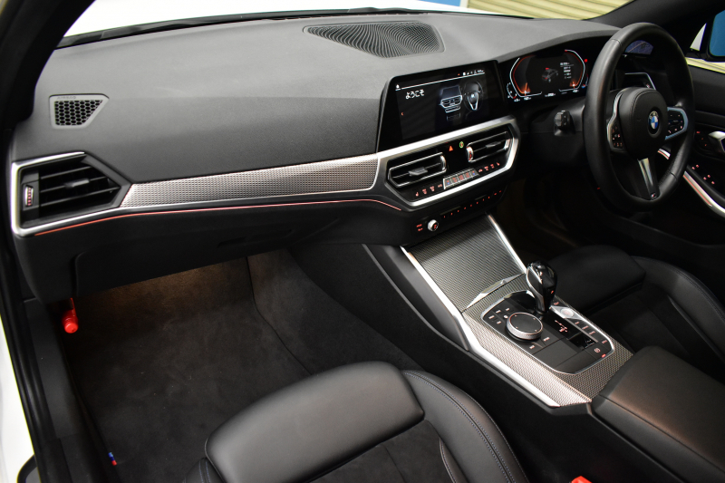 BMW 3シリーズ 320i Mｽﾎﾟｰﾂ ｺﾝﾌｫｰﾄP ｵﾌﾟｼｮﾝHUD 全周囲ｶﾒﾗ3Dﾋﾞｭｰ ﾜｲﾔﾚｽ充電 電動ﾄﾗﾝｸ ﾋｰﾀｰ付ｱﾙｶﾝﾀｰﾗｺﾝﾋﾞ ﾀｯﾁﾊﾟﾈﾙﾅﾋﾞ ｱｯﾌﾟﾙｶｰﾌﾟﾚｲ 追従ACC LEDﾍｯﾄﾞﾗｲﾄ 側面衝突&車線変更&逸脱&歩行者警告 液晶ﾒｰﾀｰ 後退ｱｼｽﾄ Pｱｼｽﾄ 2年保証
