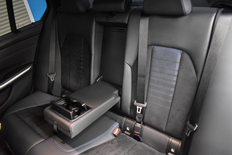 BMW 3シリーズ 320i Mｽﾎﾟｰﾂ ｺﾝﾌｫｰﾄP ｵﾌﾟｼｮﾝHUD 全周囲ｶﾒﾗ3Dﾋﾞｭｰ ﾜｲﾔﾚｽ充電 電動ﾄﾗﾝｸ ﾋｰﾀｰ付ｱﾙｶﾝﾀｰﾗｺﾝﾋﾞ ﾀｯﾁﾊﾟﾈﾙﾅﾋﾞ ｱｯﾌﾟﾙｶｰﾌﾟﾚｲ 追従ACC LEDﾍｯﾄﾞﾗｲﾄ 側面衝突&車線変更&逸脱&歩行者警告 液晶ﾒｰﾀｰ 後退ｱｼｽﾄ Pｱｼｽﾄ 2年保証