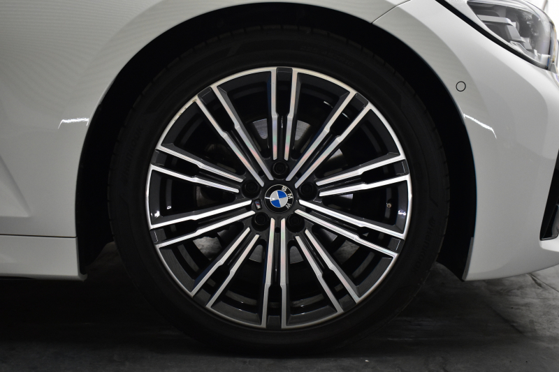 BMW 3シリーズ 320i Mｽﾎﾟｰﾂ ｺﾝﾌｫｰﾄP ｵﾌﾟｼｮﾝHUD 全周囲ｶﾒﾗ3Dﾋﾞｭｰ ﾜｲﾔﾚｽ充電 電動ﾄﾗﾝｸ ﾋｰﾀｰ付ｱﾙｶﾝﾀｰﾗｺﾝﾋﾞ ﾀｯﾁﾊﾟﾈﾙﾅﾋﾞ ｱｯﾌﾟﾙｶｰﾌﾟﾚｲ 追従ACC LEDﾍｯﾄﾞﾗｲﾄ 側面衝突&車線変更&逸脱&歩行者警告 液晶ﾒｰﾀｰ 後退ｱｼｽﾄ Pｱｼｽﾄ 2年保証