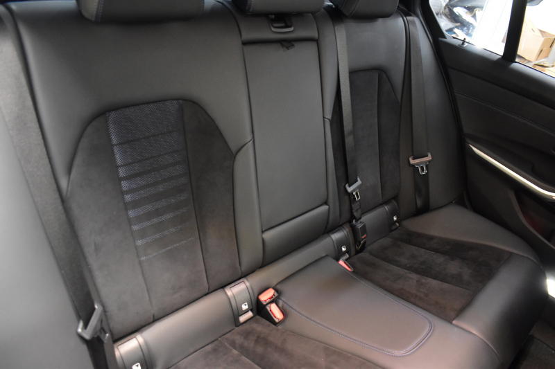 BMW 3シリーズ 320i Mｽﾎﾟｰﾂ ｺﾝﾌｫｰﾄP ｵﾌﾟｼｮﾝHUD 全周囲ｶﾒﾗ3Dﾋﾞｭｰ ﾜｲﾔﾚｽ充電 電動ﾄﾗﾝｸ ﾋｰﾀｰ付ｱﾙｶﾝﾀｰﾗｺﾝﾋﾞ ﾀｯﾁﾊﾟﾈﾙﾅﾋﾞ ｱｯﾌﾟﾙｶｰﾌﾟﾚｲ 追従ACC LEDﾍｯﾄﾞﾗｲﾄ 側面衝突&車線変更&逸脱&歩行者警告 液晶ﾒｰﾀｰ 後退ｱｼｽﾄ Pｱｼｽﾄ 2年保証