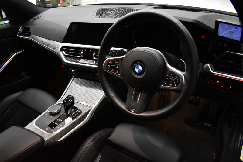 BMW 3シリーズ 320i Mｽﾎﾟｰﾂ ｺﾝﾌｫｰﾄP ｵﾌﾟｼｮﾝHUD 全周囲ｶﾒﾗ3Dﾋﾞｭｰ ﾜｲﾔﾚｽ充電 電動ﾄﾗﾝｸ ﾋｰﾀｰ付ｱﾙｶﾝﾀｰﾗｺﾝﾋﾞ ﾀｯﾁﾊﾟﾈﾙﾅﾋﾞ ｱｯﾌﾟﾙｶｰﾌﾟﾚｲ 追従ACC LEDﾍｯﾄﾞﾗｲﾄ 側面衝突&車線変更&逸脱&歩行者警告 液晶ﾒｰﾀｰ 後退ｱｼｽﾄ Pｱｼｽﾄ 2年保証