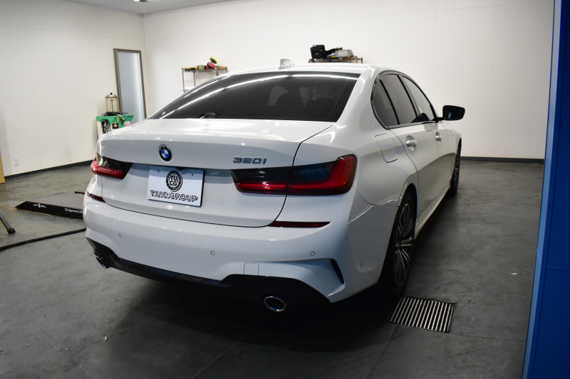 BMW 3シリーズ 320i Mｽﾎﾟｰﾂ ｺﾝﾌｫｰﾄP ｵﾌﾟｼｮﾝHUD 全周囲ｶﾒﾗ3Dﾋﾞｭｰ ﾜｲﾔﾚｽ充電 電動ﾄﾗﾝｸ ﾋｰﾀｰ付ｱﾙｶﾝﾀｰﾗｺﾝﾋﾞ ﾀｯﾁﾊﾟﾈﾙﾅﾋﾞ ｱｯﾌﾟﾙｶｰﾌﾟﾚｲ 追従ACC LEDﾍｯﾄﾞﾗｲﾄ 側面衝突&車線変更&逸脱&歩行者警告 液晶ﾒｰﾀｰ 後退ｱｼｽﾄ Pｱｼｽﾄ 2年保証