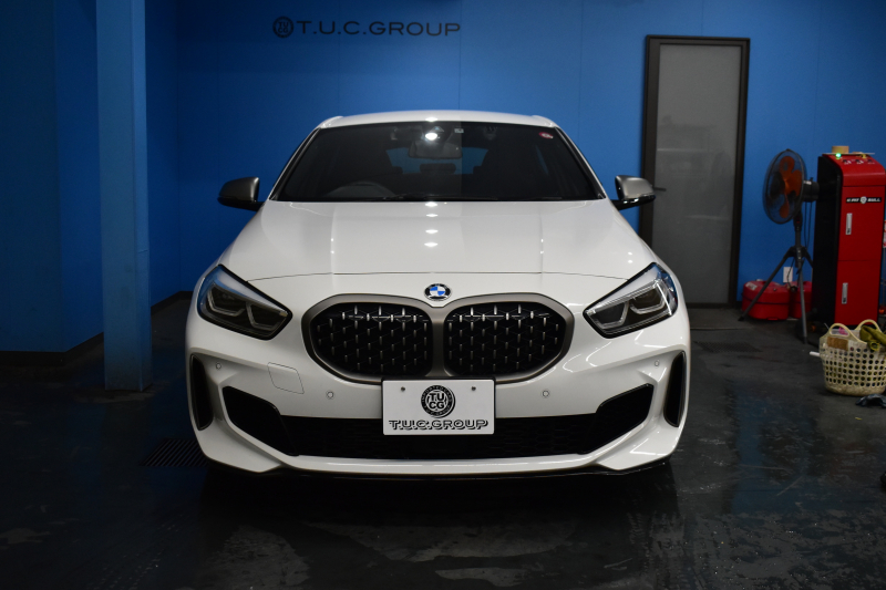 BMW 1シリーズ M135i xDrive ﾌﾙﾀｲﾑ4WD TV ｺﾝﾌｫｰﾄ&ﾅﾋﾞｹﾞｰｼｮﾝ&ｽﾄﾚｰｼﾞP Mｽﾎﾟｰﾂｼｰﾄ Mｽﾎﾟｰﾂﾌﾞﾚｰｷ 可変ｻｽ 追従ACC BMWﾗｲﾌﾞｺｯｸﾋﾟｯﾄ ﾋｰﾀｰ付ｱﾙｶﾝﾀｰﾗｽﾎﾟｰﾂｼｰﾄ ﾀｯﾁﾊﾟﾈﾙﾅﾋﾞ ｱｯﾌﾟﾙｶｰﾌﾟﾚｲ ﾍｷｻｺﾞﾅﾙLEDﾍｯﾄﾞﾗｲﾄ 電動Rｹﾞｰﾄ 2年保証