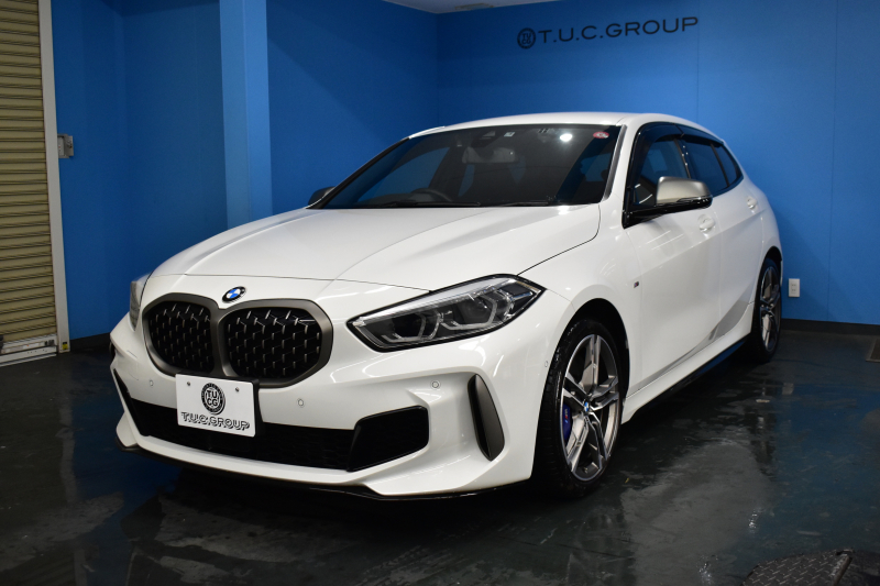BMW 1シリーズ M135i xDrive ﾌﾙﾀｲﾑ4WD TV ｺﾝﾌｫｰﾄ&ﾅﾋﾞｹﾞｰｼｮﾝ&ｽﾄﾚｰｼﾞP Mｽﾎﾟｰﾂｼｰﾄ Mｽﾎﾟｰﾂﾌﾞﾚｰｷ 可変ｻｽ 追従ACC BMWﾗｲﾌﾞｺｯｸﾋﾟｯﾄ ﾋｰﾀｰ付ｱﾙｶﾝﾀｰﾗｽﾎﾟｰﾂｼｰﾄ ﾀｯﾁﾊﾟﾈﾙﾅﾋﾞ ｱｯﾌﾟﾙｶｰﾌﾟﾚｲ ﾍｷｻｺﾞﾅﾙLEDﾍｯﾄﾞﾗｲﾄ 電動Rｹﾞｰﾄ 2年保証