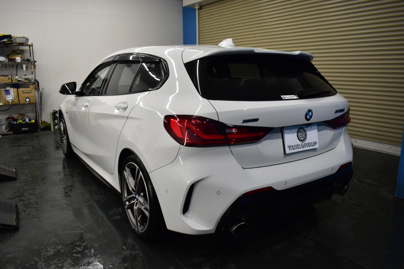 BMW 1シリーズ M135i xDrive ﾌﾙﾀｲﾑ4WD TV ｺﾝﾌｫｰﾄ&ﾅﾋﾞｹﾞｰｼｮﾝ&ｽﾄﾚｰｼﾞP Mｽﾎﾟｰﾂｼｰﾄ Mｽﾎﾟｰﾂﾌﾞﾚｰｷ 可変ｻｽ 追従ACC BMWﾗｲﾌﾞｺｯｸﾋﾟｯﾄ ﾋｰﾀｰ付ｱﾙｶﾝﾀｰﾗｽﾎﾟｰﾂｼｰﾄ ﾀｯﾁﾊﾟﾈﾙﾅﾋﾞ ｱｯﾌﾟﾙｶｰﾌﾟﾚｲ ﾍｷｻｺﾞﾅﾙLEDﾍｯﾄﾞﾗｲﾄ 電動Rｹﾞｰﾄ 2年保証