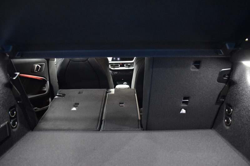 BMW 1シリーズ M135i xDrive ﾌﾙﾀｲﾑ4WD TV ｺﾝﾌｫｰﾄ&ﾅﾋﾞｹﾞｰｼｮﾝ&ｽﾄﾚｰｼﾞP Mｽﾎﾟｰﾂｼｰﾄ Mｽﾎﾟｰﾂﾌﾞﾚｰｷ 可変ｻｽ 追従ACC BMWﾗｲﾌﾞｺｯｸﾋﾟｯﾄ ﾋｰﾀｰ付ｱﾙｶﾝﾀｰﾗｽﾎﾟｰﾂｼｰﾄ ﾀｯﾁﾊﾟﾈﾙﾅﾋﾞ ｱｯﾌﾟﾙｶｰﾌﾟﾚｲ ﾍｷｻｺﾞﾅﾙLEDﾍｯﾄﾞﾗｲﾄ 電動Rｹﾞｰﾄ 2年保証