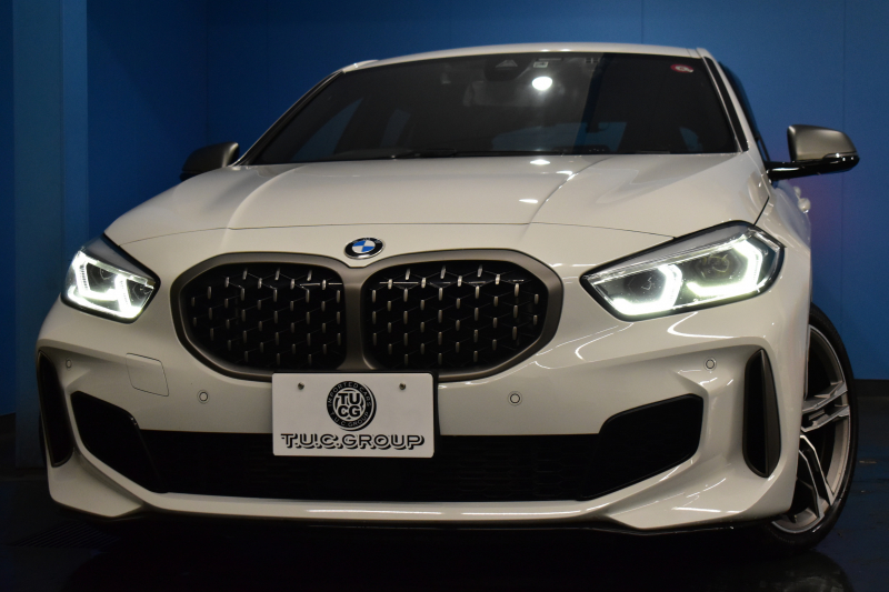 BMW 1シリーズ M135i xDrive ﾌﾙﾀｲﾑ4WD TV ｺﾝﾌｫｰﾄ&ﾅﾋﾞｹﾞｰｼｮﾝ&ｽﾄﾚｰｼﾞP Mｽﾎﾟｰﾂｼｰﾄ Mｽﾎﾟｰﾂﾌﾞﾚｰｷ 可変ｻｽ 追従ACC BMWﾗｲﾌﾞｺｯｸﾋﾟｯﾄ ﾋｰﾀｰ付ｱﾙｶﾝﾀｰﾗｽﾎﾟｰﾂｼｰﾄ ﾀｯﾁﾊﾟﾈﾙﾅﾋﾞ ｱｯﾌﾟﾙｶｰﾌﾟﾚｲ ﾍｷｻｺﾞﾅﾙLEDﾍｯﾄﾞﾗｲﾄ 電動Rｹﾞｰﾄ 2年保証