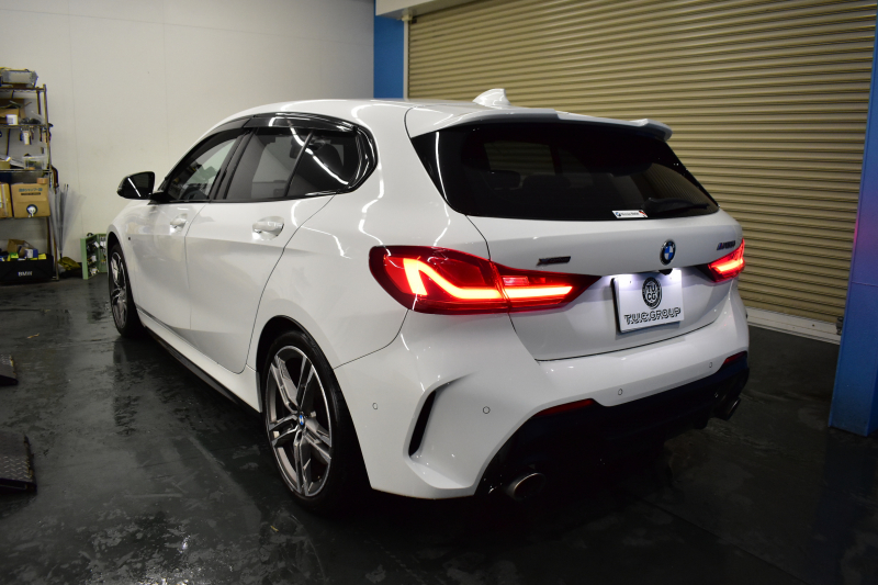 BMW 1シリーズ M135i xDrive ﾌﾙﾀｲﾑ4WD TV ｺﾝﾌｫｰﾄ&ﾅﾋﾞｹﾞｰｼｮﾝ&ｽﾄﾚｰｼﾞP Mｽﾎﾟｰﾂｼｰﾄ Mｽﾎﾟｰﾂﾌﾞﾚｰｷ 可変ｻｽ 追従ACC BMWﾗｲﾌﾞｺｯｸﾋﾟｯﾄ ﾋｰﾀｰ付ｱﾙｶﾝﾀｰﾗｽﾎﾟｰﾂｼｰﾄ ﾀｯﾁﾊﾟﾈﾙﾅﾋﾞ ｱｯﾌﾟﾙｶｰﾌﾟﾚｲ ﾍｷｻｺﾞﾅﾙLEDﾍｯﾄﾞﾗｲﾄ 電動Rｹﾞｰﾄ 2年保証