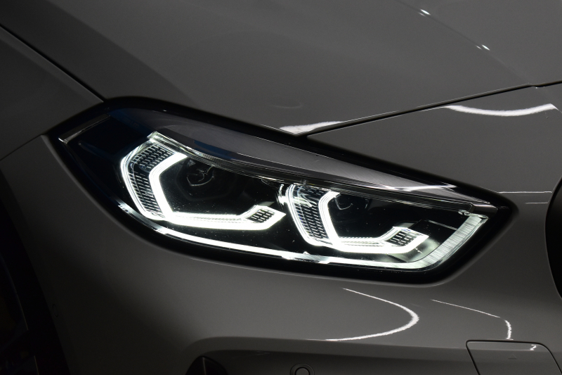 BMW 1シリーズ M135i xDrive ﾌﾙﾀｲﾑ4WD TV ｺﾝﾌｫｰﾄ&ﾅﾋﾞｹﾞｰｼｮﾝ&ｽﾄﾚｰｼﾞP Mｽﾎﾟｰﾂｼｰﾄ Mｽﾎﾟｰﾂﾌﾞﾚｰｷ 可変ｻｽ 追従ACC BMWﾗｲﾌﾞｺｯｸﾋﾟｯﾄ ﾋｰﾀｰ付ｱﾙｶﾝﾀｰﾗｽﾎﾟｰﾂｼｰﾄ ﾀｯﾁﾊﾟﾈﾙﾅﾋﾞ ｱｯﾌﾟﾙｶｰﾌﾟﾚｲ ﾍｷｻｺﾞﾅﾙLEDﾍｯﾄﾞﾗｲﾄ 電動Rｹﾞｰﾄ 2年保証