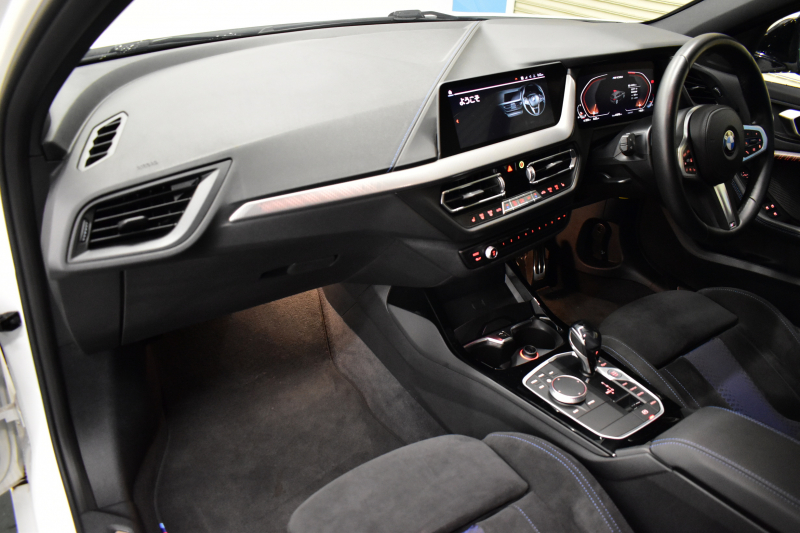 BMW 1シリーズ M135i xDrive ﾌﾙﾀｲﾑ4WD TV ｺﾝﾌｫｰﾄ&ﾅﾋﾞｹﾞｰｼｮﾝ&ｽﾄﾚｰｼﾞP Mｽﾎﾟｰﾂｼｰﾄ Mｽﾎﾟｰﾂﾌﾞﾚｰｷ 可変ｻｽ 追従ACC BMWﾗｲﾌﾞｺｯｸﾋﾟｯﾄ ﾋｰﾀｰ付ｱﾙｶﾝﾀｰﾗｽﾎﾟｰﾂｼｰﾄ ﾀｯﾁﾊﾟﾈﾙﾅﾋﾞ ｱｯﾌﾟﾙｶｰﾌﾟﾚｲ ﾍｷｻｺﾞﾅﾙLEDﾍｯﾄﾞﾗｲﾄ 電動Rｹﾞｰﾄ 2年保証