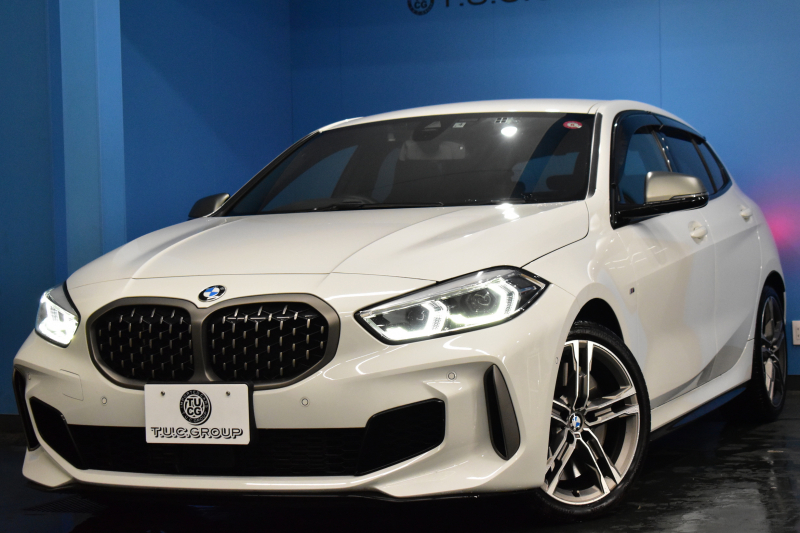BMW 1シリーズ M135i xDrive ﾌﾙﾀｲﾑ4WD TV ｺﾝﾌｫｰﾄ&ﾅﾋﾞｹﾞｰｼｮﾝ&ｽﾄﾚｰｼﾞP Mｽﾎﾟｰﾂｼｰﾄ Mｽﾎﾟｰﾂﾌﾞﾚｰｷ 可変ｻｽ 追従ACC BMWﾗｲﾌﾞｺｯｸﾋﾟｯﾄ ﾋｰﾀｰ付ｱﾙｶﾝﾀｰﾗｽﾎﾟｰﾂｼｰﾄ ﾀｯﾁﾊﾟﾈﾙﾅﾋﾞ ｱｯﾌﾟﾙｶｰﾌﾟﾚｲ ﾍｷｻｺﾞﾅﾙLEDﾍｯﾄﾞﾗｲﾄ 電動Rｹﾞｰﾄ 2年保証