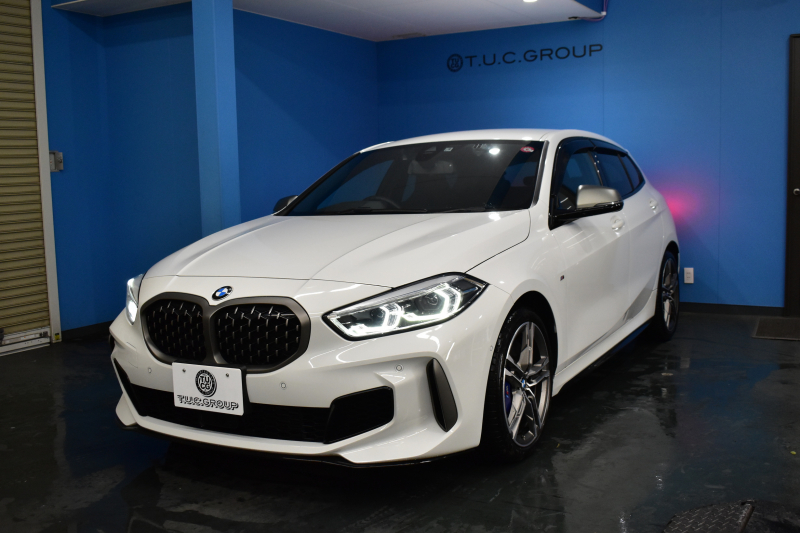 BMW 1シリーズ M135i xDrive ﾌﾙﾀｲﾑ4WD TV ｺﾝﾌｫｰﾄ&ﾅﾋﾞｹﾞｰｼｮﾝ&ｽﾄﾚｰｼﾞP Mｽﾎﾟｰﾂｼｰﾄ Mｽﾎﾟｰﾂﾌﾞﾚｰｷ 可変ｻｽ 追従ACC BMWﾗｲﾌﾞｺｯｸﾋﾟｯﾄ ﾋｰﾀｰ付ｱﾙｶﾝﾀｰﾗｽﾎﾟｰﾂｼｰﾄ ﾀｯﾁﾊﾟﾈﾙﾅﾋﾞ ｱｯﾌﾟﾙｶｰﾌﾟﾚｲ ﾍｷｻｺﾞﾅﾙLEDﾍｯﾄﾞﾗｲﾄ 電動Rｹﾞｰﾄ 2年保証