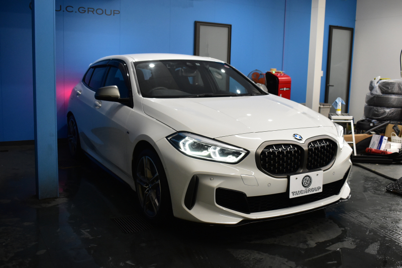 BMW 1シリーズ M135i xDrive ﾌﾙﾀｲﾑ4WD TV ｺﾝﾌｫｰﾄ&ﾅﾋﾞｹﾞｰｼｮﾝ&ｽﾄﾚｰｼﾞP Mｽﾎﾟｰﾂｼｰﾄ Mｽﾎﾟｰﾂﾌﾞﾚｰｷ 可変ｻｽ 追従ACC BMWﾗｲﾌﾞｺｯｸﾋﾟｯﾄ ﾋｰﾀｰ付ｱﾙｶﾝﾀｰﾗｽﾎﾟｰﾂｼｰﾄ ﾀｯﾁﾊﾟﾈﾙﾅﾋﾞ ｱｯﾌﾟﾙｶｰﾌﾟﾚｲ ﾍｷｻｺﾞﾅﾙLEDﾍｯﾄﾞﾗｲﾄ 電動Rｹﾞｰﾄ 2年保証