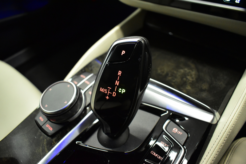 BMW 5シリーズ 530i Mｽﾎﾟｰﾂ G30型 型式変更後ﾓﾃﾞﾙ全面液晶ﾒｰﾀｰﾊﾟﾈﾙ   高出力 ｻﾝﾙｰﾌ ﾊｲﾗｲﾝP 全席ﾋｰﾀｰｱｲﾎﾞﾘｰ革 LEDﾍｯﾄﾞﾗｲﾄ 追従ACC HUD ﾊｰﾏﾝｶｰﾄﾞﾝ 車線変更&逸脱警告 衝突軽減B ﾀｯﾁﾊﾟﾈﾙ対応iﾄﾞﾗｲﾌﾞHDDﾅﾋﾞﾌﾙｾｸﾞ 3Dﾋﾞｭｰ Bｶﾒﾗ 電動ﾄﾗﾝｸ 2年保証