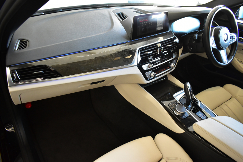 BMW 5シリーズ 530i Mｽﾎﾟｰﾂ G30型 型式変更後ﾓﾃﾞﾙ全面液晶ﾒｰﾀｰﾊﾟﾈﾙ   高出力 ｻﾝﾙｰﾌ ﾊｲﾗｲﾝP 全席ﾋｰﾀｰｱｲﾎﾞﾘｰ革 LEDﾍｯﾄﾞﾗｲﾄ 追従ACC HUD ﾊｰﾏﾝｶｰﾄﾞﾝ 車線変更&逸脱警告 衝突軽減B ﾀｯﾁﾊﾟﾈﾙ対応iﾄﾞﾗｲﾌﾞHDDﾅﾋﾞﾌﾙｾｸﾞ 3Dﾋﾞｭｰ Bｶﾒﾗ 電動ﾄﾗﾝｸ 2年保証