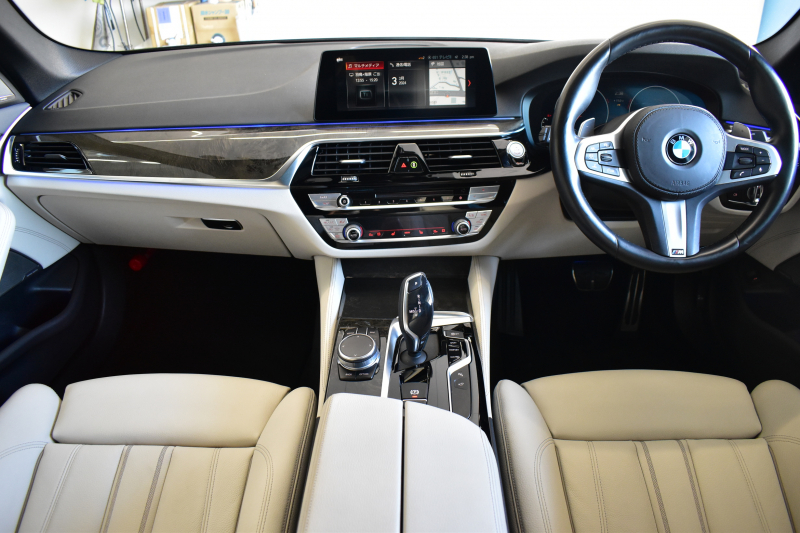 BMW 5シリーズ 530i Mｽﾎﾟｰﾂ G30型 型式変更後ﾓﾃﾞﾙ全面液晶ﾒｰﾀｰﾊﾟﾈﾙ   高出力 ｻﾝﾙｰﾌ ﾊｲﾗｲﾝP 全席ﾋｰﾀｰｱｲﾎﾞﾘｰ革 LEDﾍｯﾄﾞﾗｲﾄ 追従ACC HUD ﾊｰﾏﾝｶｰﾄﾞﾝ 車線変更&逸脱警告 衝突軽減B ﾀｯﾁﾊﾟﾈﾙ対応iﾄﾞﾗｲﾌﾞHDDﾅﾋﾞﾌﾙｾｸﾞ 3Dﾋﾞｭｰ Bｶﾒﾗ 電動ﾄﾗﾝｸ 2年保証