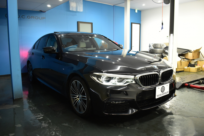 BMW 5シリーズ 530i Mｽﾎﾟｰﾂ G30型 型式変更後ﾓﾃﾞﾙ全面液晶ﾒｰﾀｰﾊﾟﾈﾙ   高出力 ｻﾝﾙｰﾌ ﾊｲﾗｲﾝP 全席ﾋｰﾀｰｱｲﾎﾞﾘｰ革 LEDﾍｯﾄﾞﾗｲﾄ 追従ACC HUD ﾊｰﾏﾝｶｰﾄﾞﾝ 車線変更&逸脱警告 衝突軽減B ﾀｯﾁﾊﾟﾈﾙ対応iﾄﾞﾗｲﾌﾞHDDﾅﾋﾞﾌﾙｾｸﾞ 3Dﾋﾞｭｰ Bｶﾒﾗ 電動ﾄﾗﾝｸ 2年保証