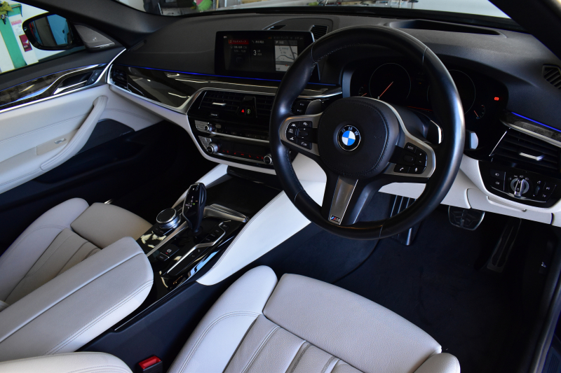 BMW 5シリーズ 530i Mｽﾎﾟｰﾂ G30型 型式変更後ﾓﾃﾞﾙ全面液晶ﾒｰﾀｰﾊﾟﾈﾙ   高出力 ｻﾝﾙｰﾌ ﾊｲﾗｲﾝP 全席ﾋｰﾀｰｱｲﾎﾞﾘｰ革 LEDﾍｯﾄﾞﾗｲﾄ 追従ACC HUD ﾊｰﾏﾝｶｰﾄﾞﾝ 車線変更&逸脱警告 衝突軽減B ﾀｯﾁﾊﾟﾈﾙ対応iﾄﾞﾗｲﾌﾞHDDﾅﾋﾞﾌﾙｾｸﾞ 3Dﾋﾞｭｰ Bｶﾒﾗ 電動ﾄﾗﾝｸ 2年保証