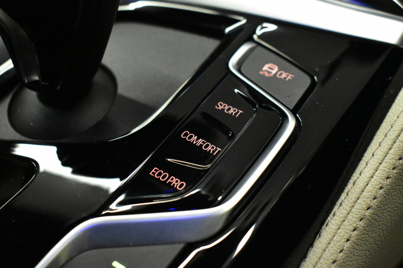 BMW 5シリーズ 530i Mｽﾎﾟｰﾂ G30型 型式変更後ﾓﾃﾞﾙ全面液晶ﾒｰﾀｰﾊﾟﾈﾙ   高出力 ｻﾝﾙｰﾌ ﾊｲﾗｲﾝP 全席ﾋｰﾀｰｱｲﾎﾞﾘｰ革 LEDﾍｯﾄﾞﾗｲﾄ 追従ACC HUD ﾊｰﾏﾝｶｰﾄﾞﾝ 車線変更&逸脱警告 衝突軽減B ﾀｯﾁﾊﾟﾈﾙ対応iﾄﾞﾗｲﾌﾞHDDﾅﾋﾞﾌﾙｾｸﾞ 3Dﾋﾞｭｰ Bｶﾒﾗ 電動ﾄﾗﾝｸ 2年保証