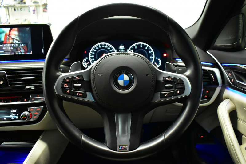 BMW 5シリーズ 530i Mｽﾎﾟｰﾂ G30型 型式変更後ﾓﾃﾞﾙ全面液晶ﾒｰﾀｰﾊﾟﾈﾙ   高出力 ｻﾝﾙｰﾌ ﾊｲﾗｲﾝP 全席ﾋｰﾀｰｱｲﾎﾞﾘｰ革 LEDﾍｯﾄﾞﾗｲﾄ 追従ACC HUD ﾊｰﾏﾝｶｰﾄﾞﾝ 車線変更&逸脱警告 衝突軽減B ﾀｯﾁﾊﾟﾈﾙ対応iﾄﾞﾗｲﾌﾞHDDﾅﾋﾞﾌﾙｾｸﾞ 3Dﾋﾞｭｰ Bｶﾒﾗ 電動ﾄﾗﾝｸ 2年保証