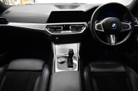 BMW 3シリーズ 320i Mｽﾎﾟｰﾂ G20型 ｺﾝﾌｫｰﾄP 全周囲ｶﾒﾗ3Dﾋﾞｭｰ ﾜｲﾔﾚｽ充電 電動ﾄﾗﾝｸ ﾋｰﾀｰ付ｱﾙｶﾝﾀｰﾗｺﾝﾋﾞ ﾀｯﾁﾊﾟﾈﾙﾅﾋﾞ ｱｯﾌﾟﾙｶｰﾌﾟﾚｲ 追従ACC LEDﾍｯﾄﾞﾗｲﾄ 側面衝突&車線変更&逸脱&歩行者警告 液晶ﾒｰﾀｰ 後退ｱｼｽﾄ Pｱｼｽﾄ 2年保証