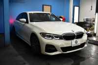 BMW 3シリーズ 320i Mｽﾎﾟｰﾂ G20型 ｺﾝﾌｫｰﾄP 全周囲ｶﾒﾗ3Dﾋﾞｭｰ ﾜｲﾔﾚｽ充電 電動ﾄﾗﾝｸ ﾋｰﾀｰ付ｱﾙｶﾝﾀｰﾗｺﾝﾋﾞ ﾀｯﾁﾊﾟﾈﾙﾅﾋﾞ ｱｯﾌﾟﾙｶｰﾌﾟﾚｲ 追従ACC LEDﾍｯﾄﾞﾗｲﾄ 側面衝突&車線変更&逸脱&歩行者警告 液晶ﾒｰﾀｰ 後退ｱｼｽﾄ Pｱｼｽﾄ 2年保証