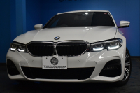BMW 3シリーズ 320i Mｽﾎﾟｰﾂ G20型 ｺﾝﾌｫｰﾄP 全周囲ｶﾒﾗ3Dﾋﾞｭｰ ﾜｲﾔﾚｽ充電 電動ﾄﾗﾝｸ ﾋｰﾀｰ付ｱﾙｶﾝﾀｰﾗｺﾝﾋﾞ ﾀｯﾁﾊﾟﾈﾙﾅﾋﾞ ｱｯﾌﾟﾙｶｰﾌﾟﾚｲ 追従ACC LEDﾍｯﾄﾞﾗｲﾄ 側面衝突&車線変更&逸脱&歩行者警告 液晶ﾒｰﾀｰ 後退ｱｼｽﾄ Pｱｼｽﾄ 2年保証