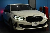 BMW 1シリーズ M135i xDrive ﾌﾙﾀｲﾑ4WD ﾃﾞﾋﾞｭｰ&ｺﾝﾌｫｰﾄ&ﾅﾋﾞｹﾞｰｼｮﾝP ｱﾙｶﾝﾀｰﾗMｽﾎﾟｰﾂｼｰﾄ&ﾌﾞﾚｰｷ 可変ｻｽ Mﾊﾟﾌｫﾘｱｽﾎﾟｲﾗｰ&ﾌﾘｯｸ&ｻｲﾄﾞｽﾃｯｶｰ ACC ﾗｲﾌﾞｺｯｸﾋﾟｯﾄ ﾀｯﾁﾊﾟﾈﾙﾅﾋﾞ ｱｯﾌﾟﾙｶｰﾌﾟﾚｲ ﾍｷｻｺﾞﾅﾙLEDﾍｯﾄﾞﾗｲﾄ 2年保証