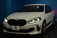 BMW 1シリーズ M135i xDrive ﾌﾙﾀｲﾑ4WD ﾃﾞﾋﾞｭｰ&ｺﾝﾌｫｰﾄ&ﾅﾋﾞｹﾞｰｼｮﾝP ｱﾙｶﾝﾀｰﾗMｽﾎﾟｰﾂｼｰﾄ&ﾌﾞﾚｰｷ 可変ｻｽ Mﾊﾟﾌｫﾘｱｽﾎﾟｲﾗｰ&ﾌﾘｯｸ&ｻｲﾄﾞｽﾃｯｶｰ ACC ﾗｲﾌﾞｺｯｸﾋﾟｯﾄ ﾀｯﾁﾊﾟﾈﾙﾅﾋﾞ ｱｯﾌﾟﾙｶｰﾌﾟﾚｲ ﾍｷｻｺﾞﾅﾙLEDﾍｯﾄﾞﾗｲﾄ 2年保証