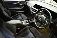 BMW 1シリーズ M135i xDrive ﾌﾙﾀｲﾑ4WD ﾃﾞﾋﾞｭｰ&ｺﾝﾌｫｰﾄ&ﾅﾋﾞｹﾞｰｼｮﾝP ｱﾙｶﾝﾀｰﾗMｽﾎﾟｰﾂｼｰﾄ&ﾌﾞﾚｰｷ 可変ｻｽ Mﾊﾟﾌｫﾘｱｽﾎﾟｲﾗｰ&ﾌﾘｯｸ&ｻｲﾄﾞｽﾃｯｶｰ ACC ﾗｲﾌﾞｺｯｸﾋﾟｯﾄ ﾀｯﾁﾊﾟﾈﾙﾅﾋﾞ ｱｯﾌﾟﾙｶｰﾌﾟﾚｲ ﾍｷｻｺﾞﾅﾙLEDﾍｯﾄﾞﾗｲﾄ 2年保証