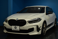 BMW 1シリーズ M135i xDrive ﾌﾙﾀｲﾑ4WD ﾃﾞﾋﾞｭｰ&ｺﾝﾌｫｰﾄ&ﾅﾋﾞｹﾞｰｼｮﾝP ｱﾙｶﾝﾀｰﾗMｽﾎﾟｰﾂｼｰﾄ&ﾌﾞﾚｰｷ 可変ｻｽ Mﾊﾟﾌｫﾘｱｽﾎﾟｲﾗｰ&ﾌﾘｯｸ&ｻｲﾄﾞｽﾃｯｶｰ ACC ﾗｲﾌﾞｺｯｸﾋﾟｯﾄ ﾀｯﾁﾊﾟﾈﾙﾅﾋﾞ ｱｯﾌﾟﾙｶｰﾌﾟﾚｲ ﾍｷｻｺﾞﾅﾙLEDﾍｯﾄﾞﾗｲﾄ 2年保証