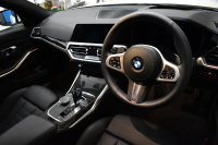 BMW 3シリーズ 330i Mｽﾎﾟｰﾂ G20型 高出力 1ｵｰﾅｰ ﾃﾞﾋﾞｭｰ&ｲﾉﾍﾞｰｼｮﾝ&ｺﾝﾌｫｰﾄP ﾚｰｻﾞｰLEDﾗｲﾄ ﾋｰﾀｰ付黒革 ACC HUD 19AW Mｽﾎﾟｰﾂﾌﾞﾚｰｷ 全周囲ｶﾒﾗ3Dﾋﾞｭｰ ｼﾞｪｽﾁｬｰｺﾝﾄﾛｰﾙ付ﾀｯﾁﾊﾟﾈﾙﾅﾋﾞ ｱｯﾌﾟﾙｶｰﾌﾟﾚｲ ﾜｲﾔﾚｽ充電 2年保証