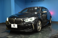 BMW 1シリーズ M135i xDrive ﾌﾙﾀｲﾑ4WD ﾃﾞﾋﾞｭｰ&ｺﾝﾌｫｰﾄ&ﾅﾋﾞｹﾞｰｼｮﾝP ｱﾙｶﾝﾀｰﾗMｽﾎﾟｰﾂｼｰﾄ&ﾌﾞﾚｰｷ 可変ｻｽ ACC LCW ﾗｲﾌﾞｺｯｸﾋﾟｯﾄ ﾀｯﾁﾊﾟﾈﾙﾅﾋﾞ ｱｯﾌﾟﾙｶｰﾌﾟﾚｲ ﾍｷｻｺﾞﾅﾙLEDﾍｯﾄﾞﾗｲﾄ 電動Rｹﾞｰﾄ 2年保証