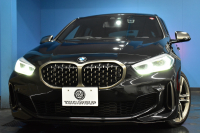 BMW 1シリーズ M135i xDrive ﾌﾙﾀｲﾑ4WD ﾃﾞﾋﾞｭｰ&ｺﾝﾌｫｰﾄ&ﾅﾋﾞｹﾞｰｼｮﾝP ｱﾙｶﾝﾀｰﾗMｽﾎﾟｰﾂｼｰﾄ&ﾌﾞﾚｰｷ 可変ｻｽ ACC LCW ﾗｲﾌﾞｺｯｸﾋﾟｯﾄ ﾀｯﾁﾊﾟﾈﾙﾅﾋﾞ ｱｯﾌﾟﾙｶｰﾌﾟﾚｲ ﾍｷｻｺﾞﾅﾙLEDﾍｯﾄﾞﾗｲﾄ 電動Rｹﾞｰﾄ 2年保証