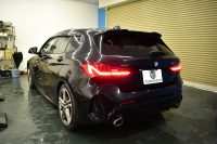 BMW 1シリーズ M135i xDrive ﾌﾙﾀｲﾑ4WD ﾃﾞﾋﾞｭｰ&ｺﾝﾌｫｰﾄ&ﾅﾋﾞｹﾞｰｼｮﾝP ｱﾙｶﾝﾀｰﾗMｽﾎﾟｰﾂｼｰﾄ&ﾌﾞﾚｰｷ 可変ｻｽ ACC LCW ﾗｲﾌﾞｺｯｸﾋﾟｯﾄ ﾀｯﾁﾊﾟﾈﾙﾅﾋﾞ ｱｯﾌﾟﾙｶｰﾌﾟﾚｲ ﾍｷｻｺﾞﾅﾙLEDﾍｯﾄﾞﾗｲﾄ 電動Rｹﾞｰﾄ 2年保証