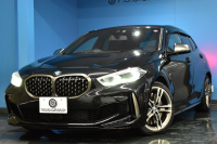 BMW 1シリーズ M135i xDrive ﾌﾙﾀｲﾑ4WD ﾃﾞﾋﾞｭｰ&ｺﾝﾌｫｰﾄ&ﾅﾋﾞｹﾞｰｼｮﾝP ｱﾙｶﾝﾀｰﾗMｽﾎﾟｰﾂｼｰﾄ&ﾌﾞﾚｰｷ 可変ｻｽ ACC LCW ﾗｲﾌﾞｺｯｸﾋﾟｯﾄ ﾀｯﾁﾊﾟﾈﾙﾅﾋﾞ ｱｯﾌﾟﾙｶｰﾌﾟﾚｲ ﾍｷｻｺﾞﾅﾙLEDﾍｯﾄﾞﾗｲﾄ 電動Rｹﾞｰﾄ 2年保証