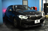 BMW 1シリーズ M135i xDrive ﾌﾙﾀｲﾑ4WD ﾃﾞﾋﾞｭｰ&ｺﾝﾌｫｰﾄ&ﾅﾋﾞｹﾞｰｼｮﾝP ｱﾙｶﾝﾀｰﾗMｽﾎﾟｰﾂｼｰﾄ&ﾌﾞﾚｰｷ 可変ｻｽ ACC LCW ﾗｲﾌﾞｺｯｸﾋﾟｯﾄ ﾀｯﾁﾊﾟﾈﾙﾅﾋﾞ ｱｯﾌﾟﾙｶｰﾌﾟﾚｲ ﾍｷｻｺﾞﾅﾙLEDﾍｯﾄﾞﾗｲﾄ 電動Rｹﾞｰﾄ 2年保証